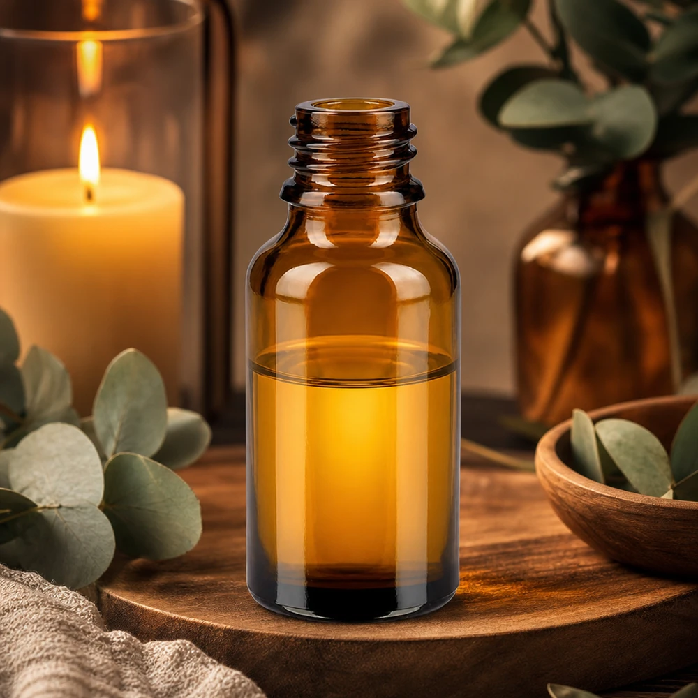 Tropfflasche 30 ml DIN 18 Braunglas NIEDRIGE FORM 30ml ApoGlas Braunglasflasche ohne Verschluss auf Holzbrett mit Eukalyptus und Kerze in Aromatherapie Ambiente