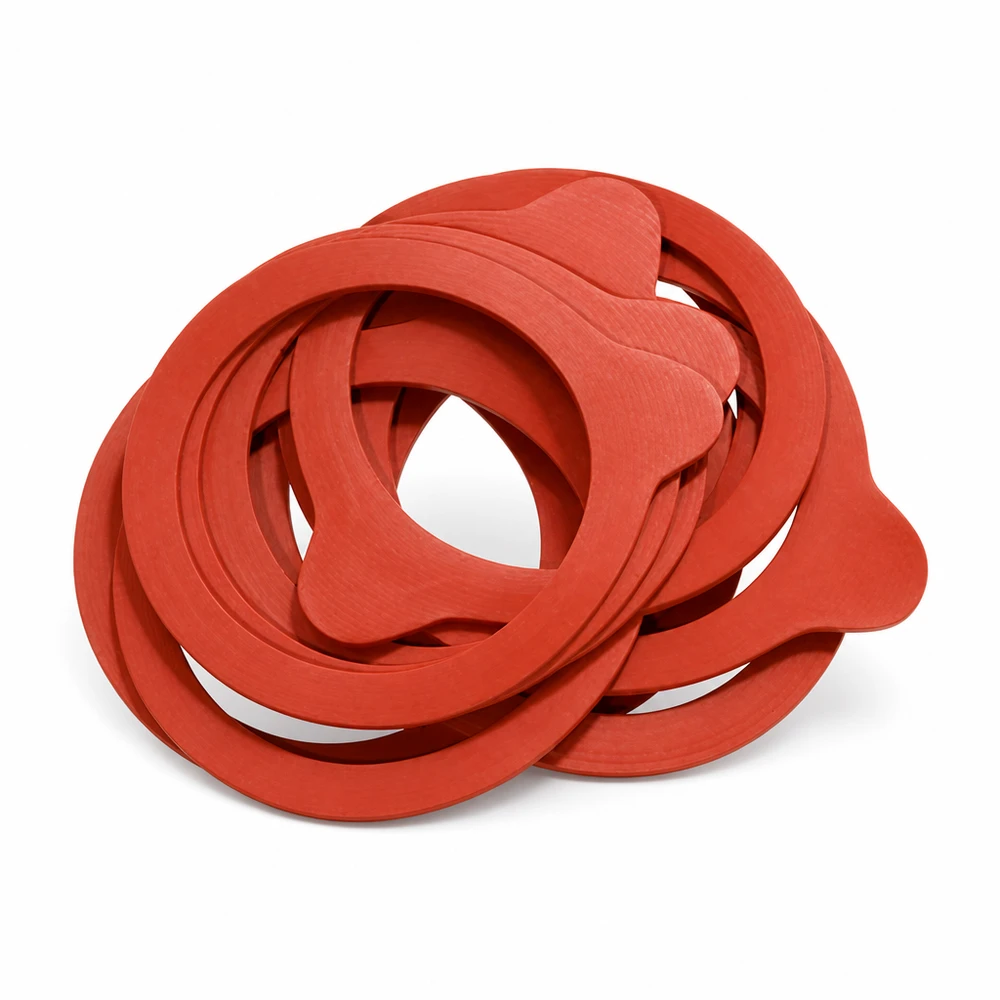 Stapel roter Naturgummi-Einkochringe RR100 im Detail zeigt Materialqualität und Flexibilität für professionelles Einkoch