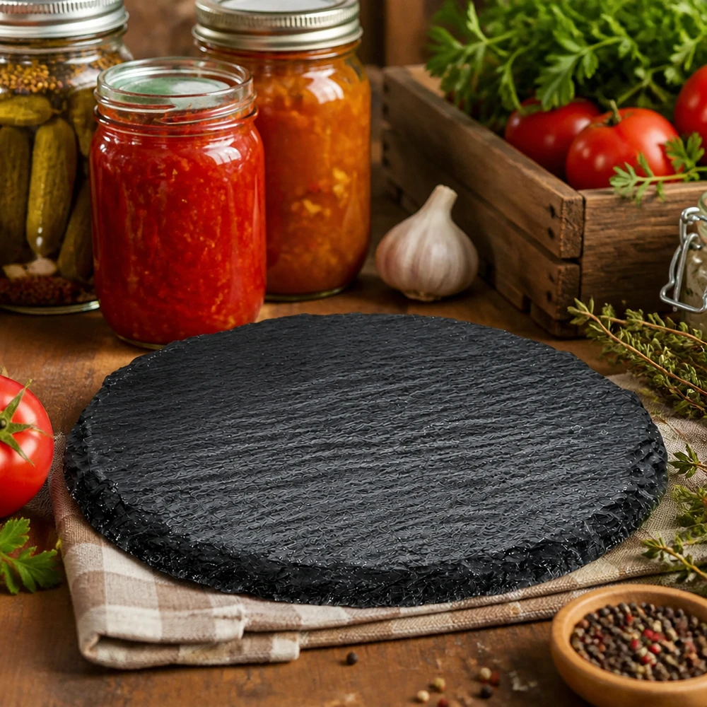 Runde Schieferplatte 150mm in rustikaler Küche dekoriert mit Einmachgläsern, Tomaten und Kräutern als Servierboard