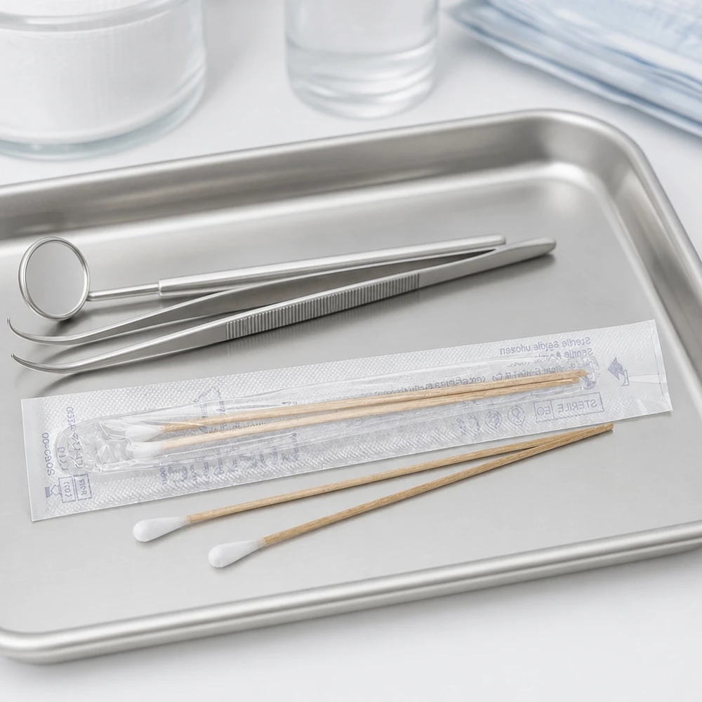 Sterile Wattestäbchen 2 Stück einzeln verpackt auf medizinischem Edelstahltablett professioneller Einsatz
