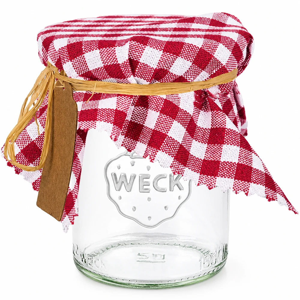 Weck-Einmachglas mit rot-weiß kariertem Stoffdeckchen und Raffiabast als Verschluss-Dekoration