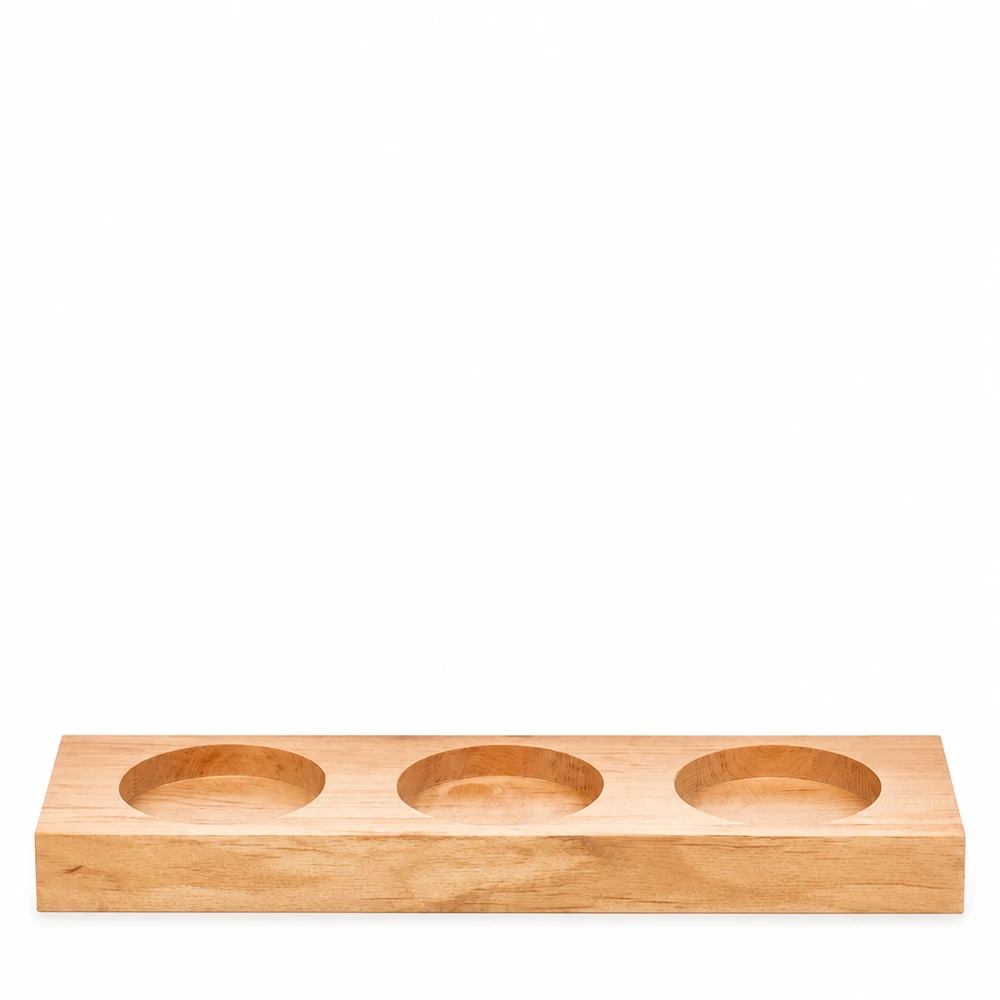 Servierbrett Plano3 für 3 WECK Sturzgläser Servierbrett Plano3 aus Holz mit drei runden Aussparungen für WECK Sturzgläser auf weißem Hintergrund