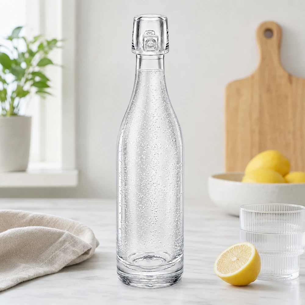 50ml Glasflasche ohne Bügelverschluss UNiTWIST® 50ml Glasflasche UNiTWIST mit Sprudelwasser gefüllt in moderner Küche neben Zitronen und Gläsern weiße Arbeitsplatte